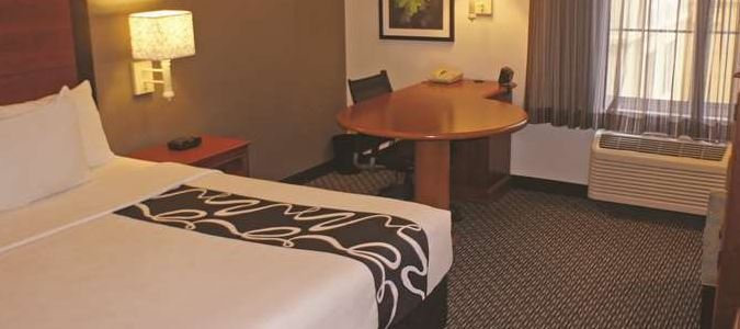 Фото La Quinta Inn & Suites by Wyndham San Antonio Airport