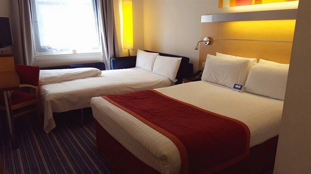 Фото Holiday Inn Express London - Park Royal