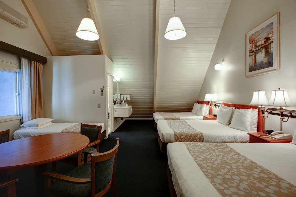 Фото Newport Channel Inn