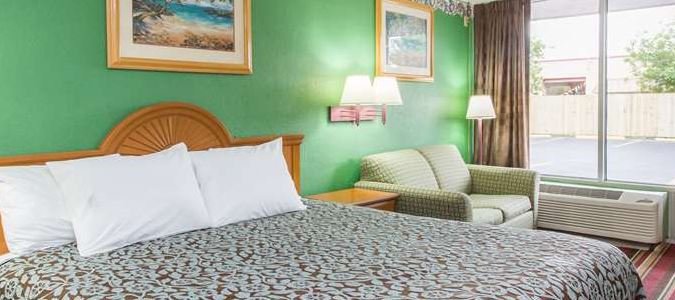 Фото Days Inn by Wyndham Fort Myers