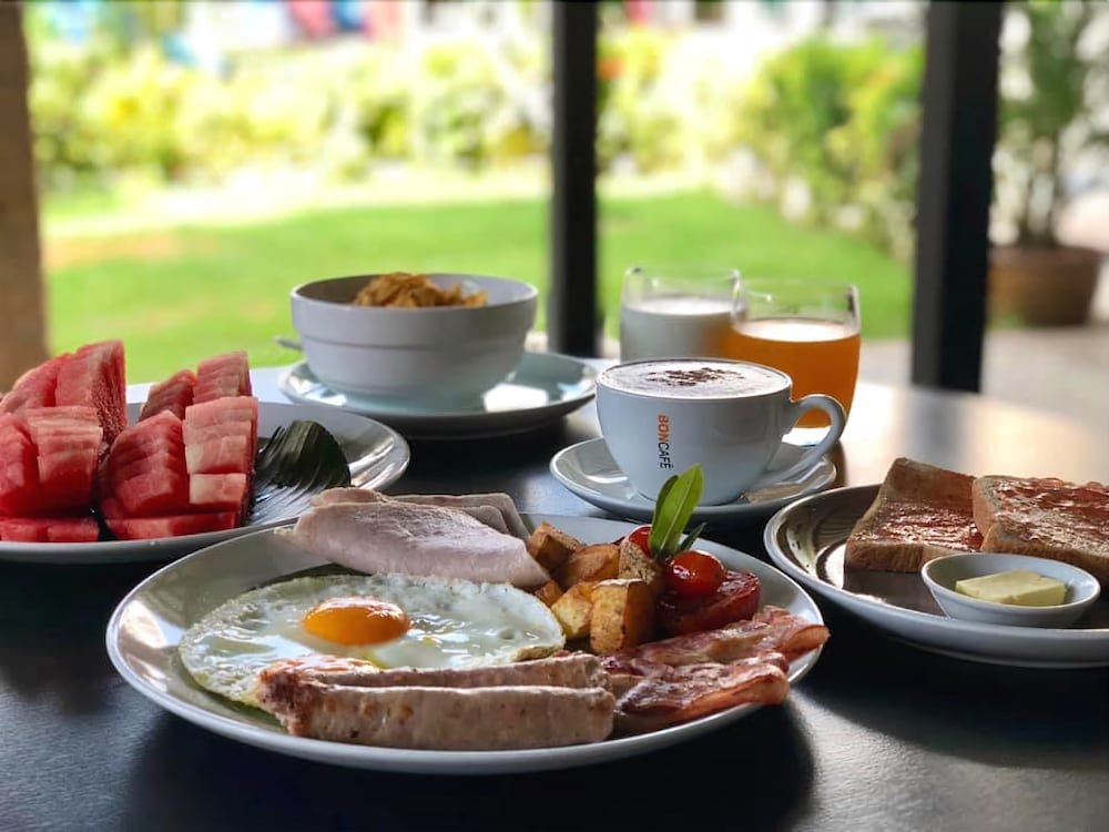 Фото Surf & Sand Resort