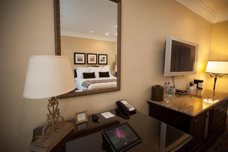 Фото Westlake Village Inn