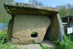 Дольмен (Krasnodar Territory, Abinskiy District, Kholmskoye selskoye poseleniye, posyolok Novy, Podgornaya ulitsa), landmark, attraction