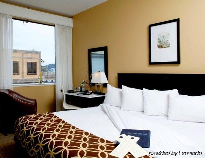 Фото Waters Edge Hotel