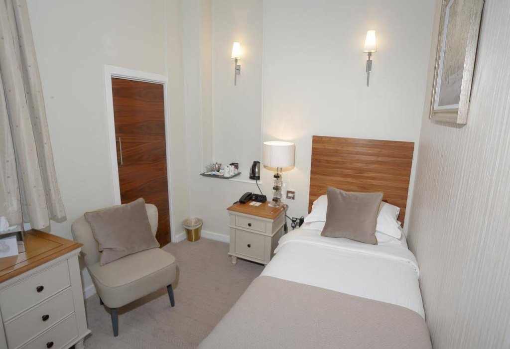 Фото  Dean Court