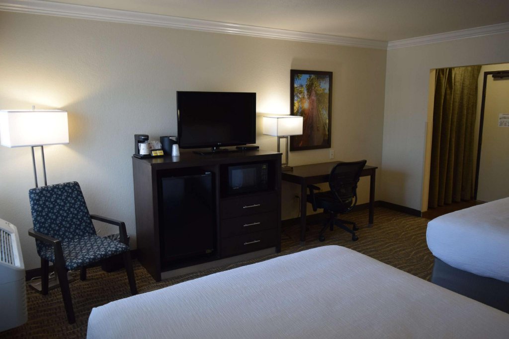 Фото Best Western Town & Country Lodge