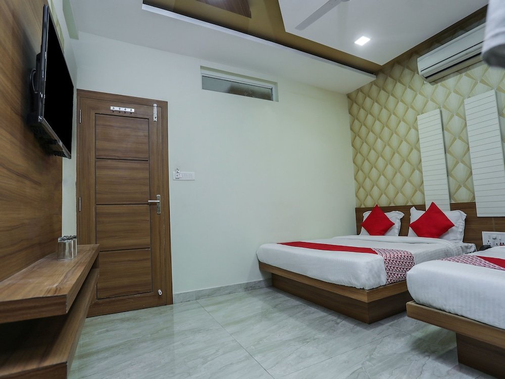 Фото Oyo 16163 Hotel Shri Hari