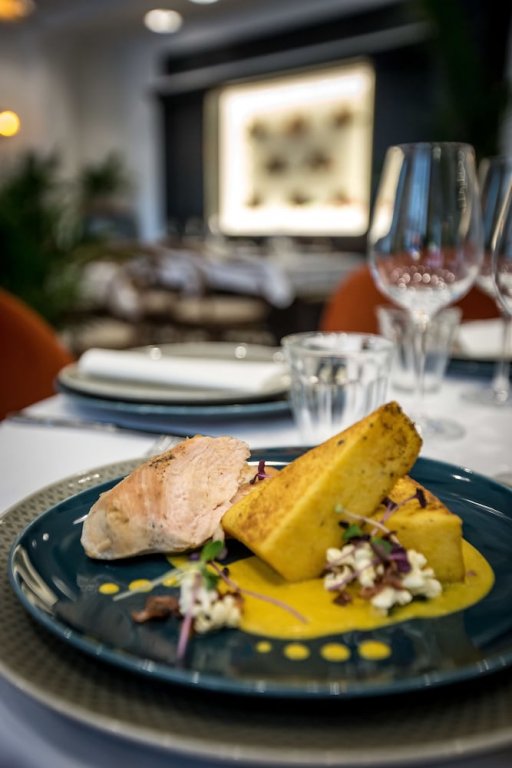 Фото Queen's Court Hotel & Residence