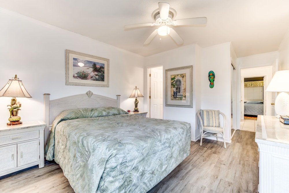 Фото 2 Br Condo Steps From Pristine Beaches