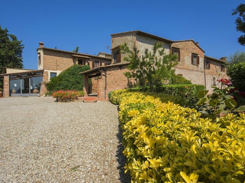 Гостиница Lovely Farmhouse in Castelfiorentino With Garden