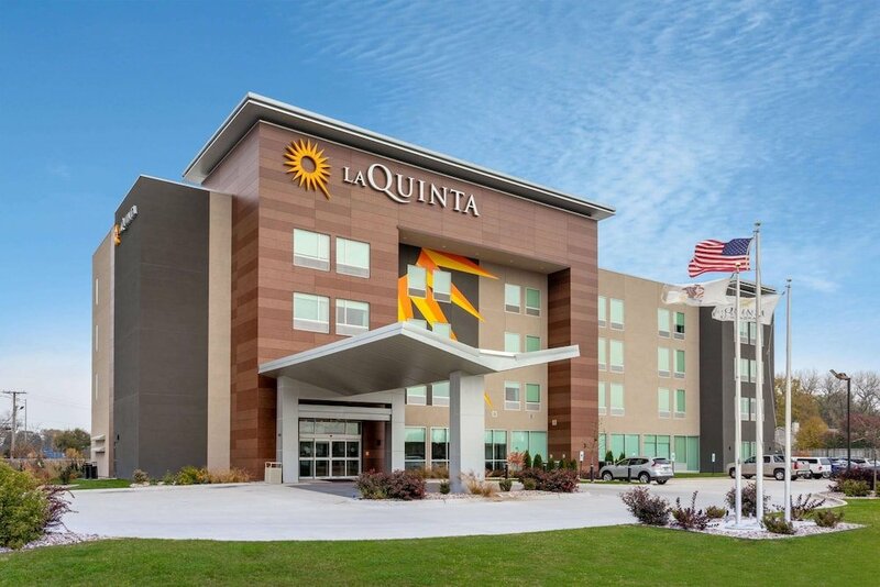 Гостиница La Quinta Inn & Suites by Wyndham Shorewood