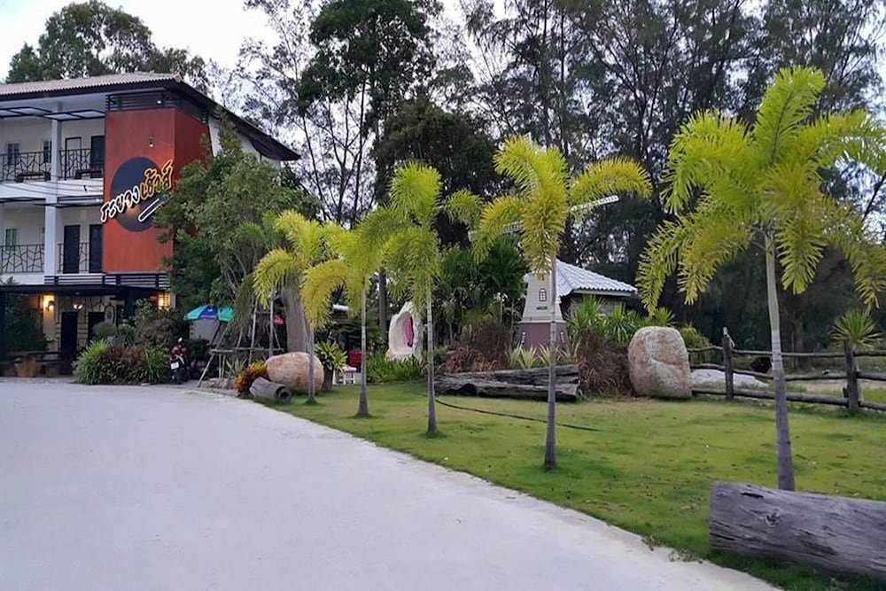 Фото Rayonghouse Resort