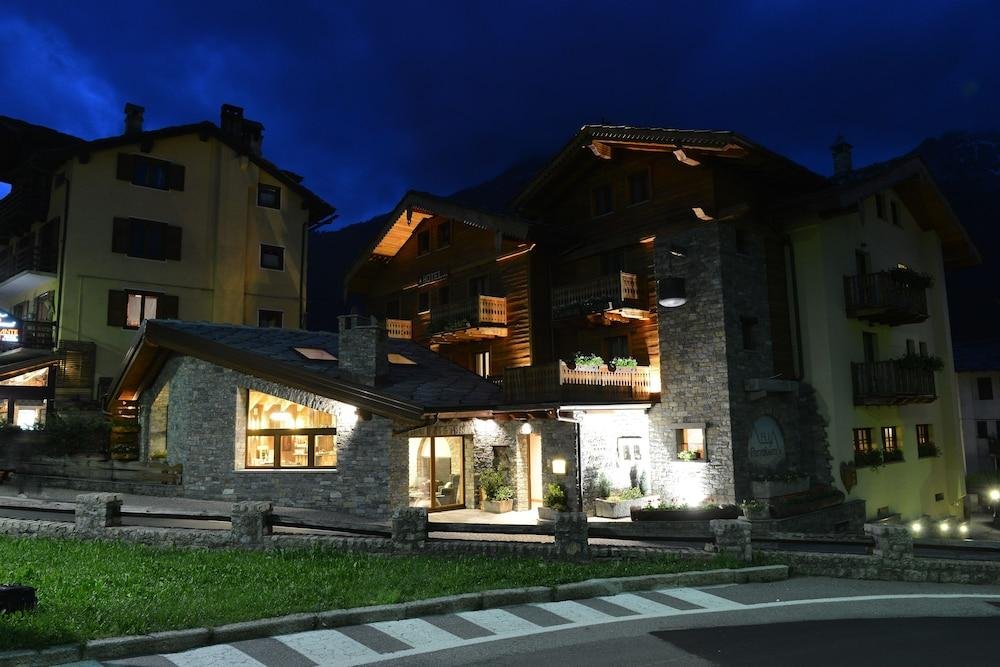 Фото отеля 1