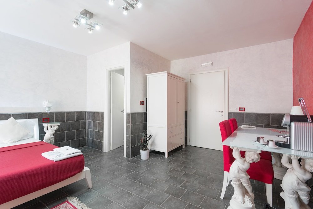 Фото Covo degli Angioini - Town House Suites