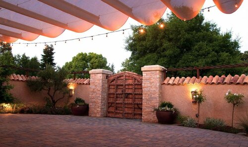 Гостиница Seven Branches Venue and Inn в Петалуме