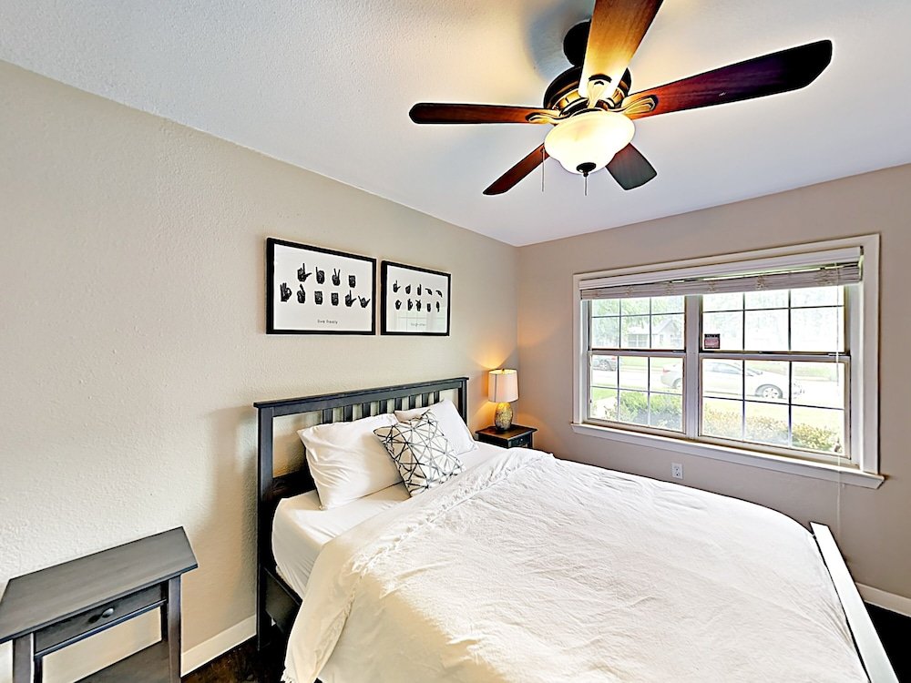 Фото 3br 2ba Remodeled Rosedale House by RedAwning