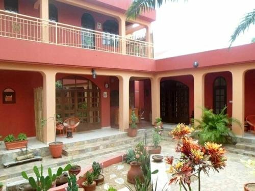 Гостиница Keryvonne в Ломе