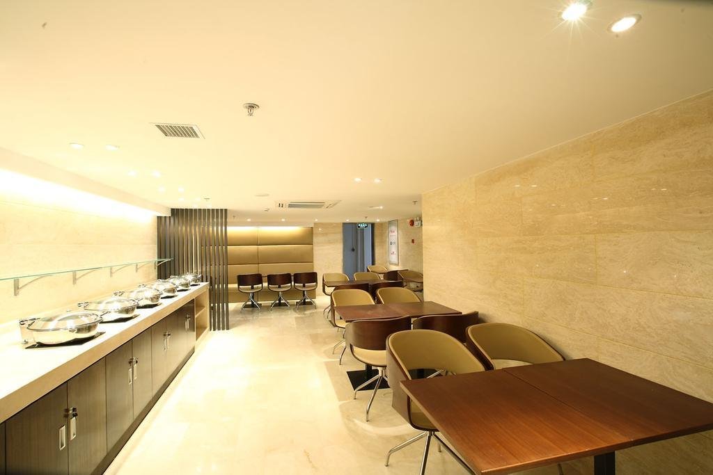 Фото Jinjiang Inn Shanghai People's Square East Huaihai Road