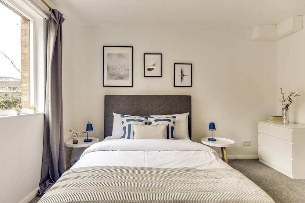 Фото Lovely 4 Bed House w Garden, 1 Stop to Waterloo