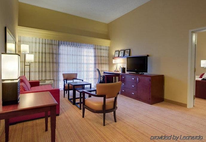 Фото Courtyard by Marriott Richmond Airport