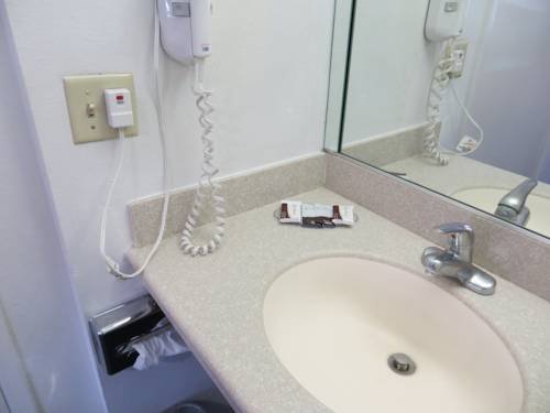 Фото Riverside Inn & Suites