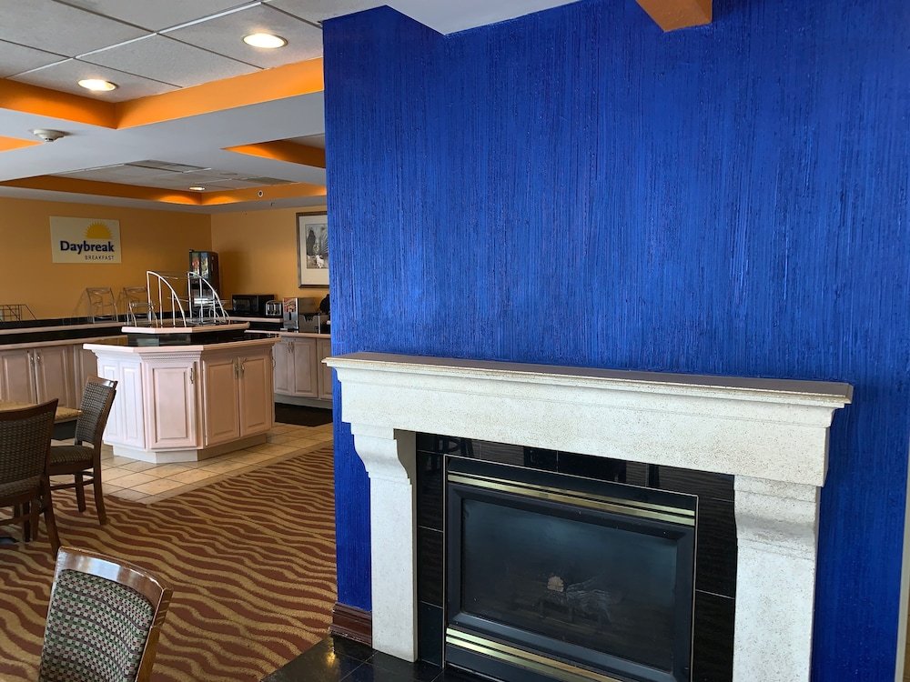 Фото Days Inn & Suites by Wyndham Albany