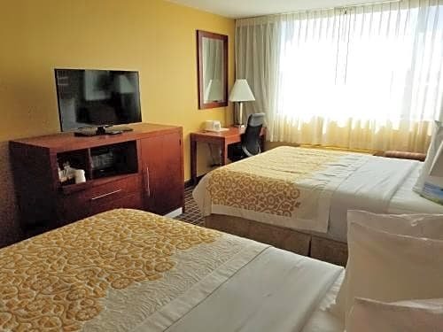 Фото Days Inn by Wyndham Windsor Locks Bradley Intl Airport