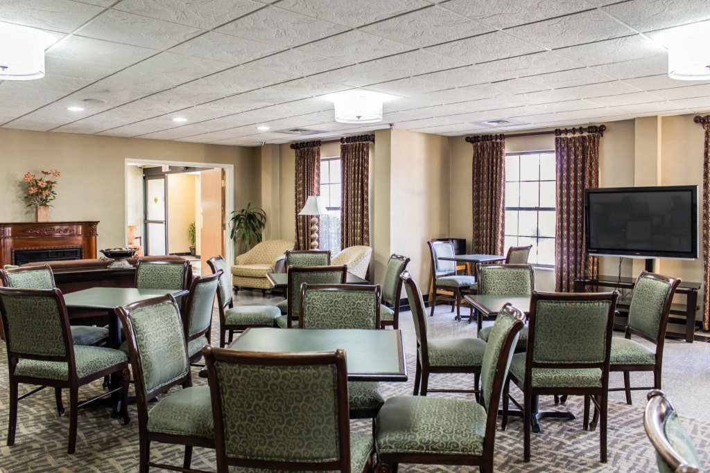 Фото Four Points by Sheraton Raleigh Arena