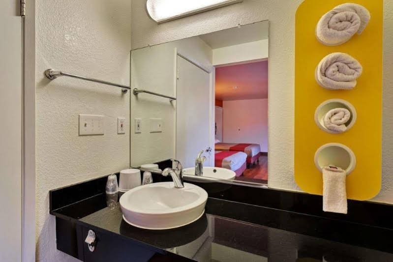 Фото Red Roof Inn & Suites Vallejo