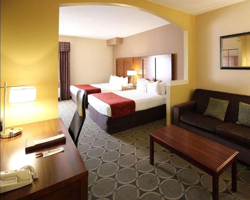 Фото Comfort Suites Near University