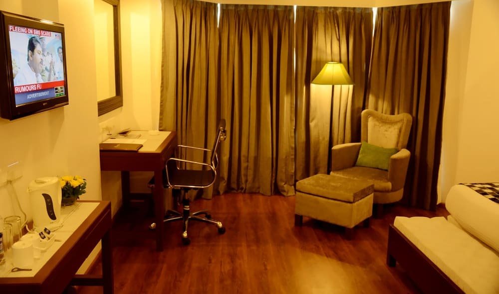 Фото The Coronet Hotel