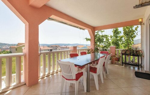 Гостиница Nice Home in Trogir With 5 Bedrooms, Wifi and Heated Swimming Pool в Трогире