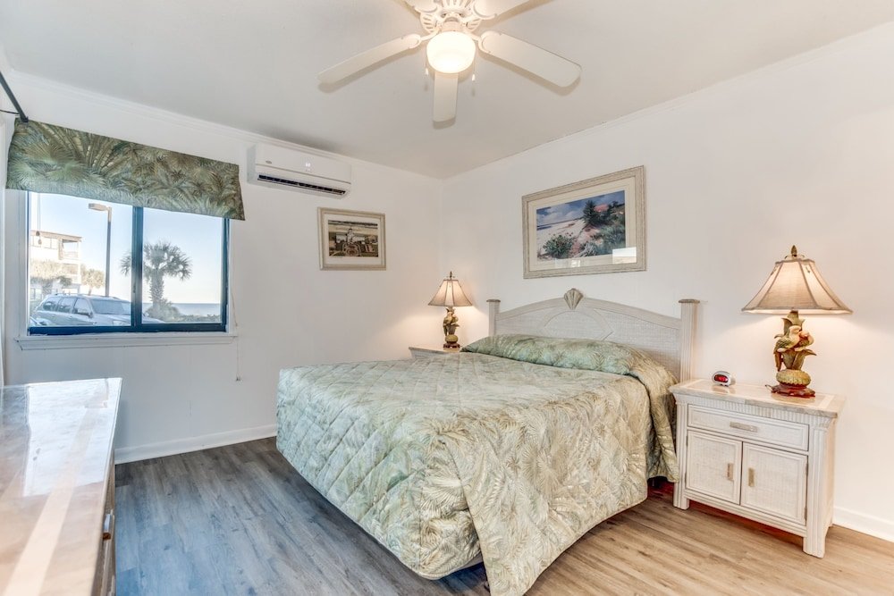 Фото 2 Br Condo Steps From Pristine Beaches