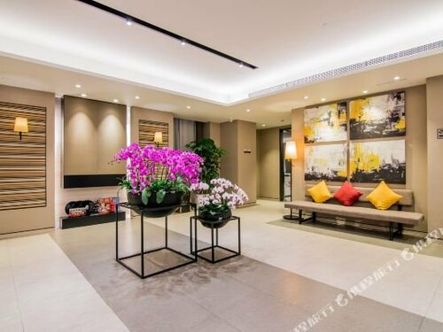 Гостиница Home Inn Plus Shanghai People's Square East Jinling Road в Шанхае