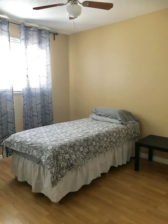 Фото Central Edmonton Private Rooms