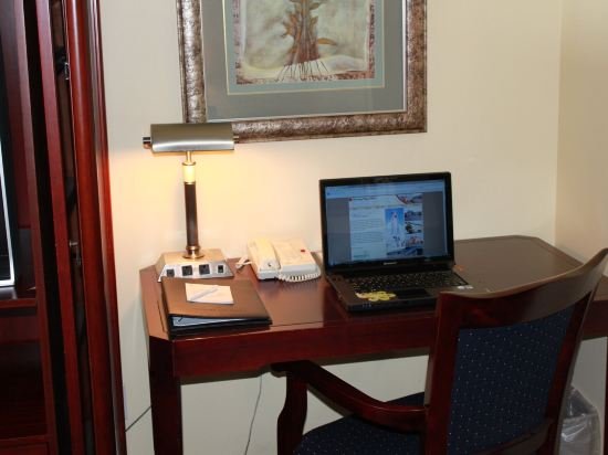 Фото Days Inn by Wyndham Calgary Northwest