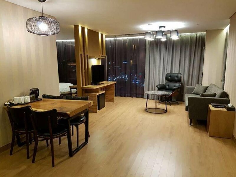 Гостиница J Square Hotel в Чинджу