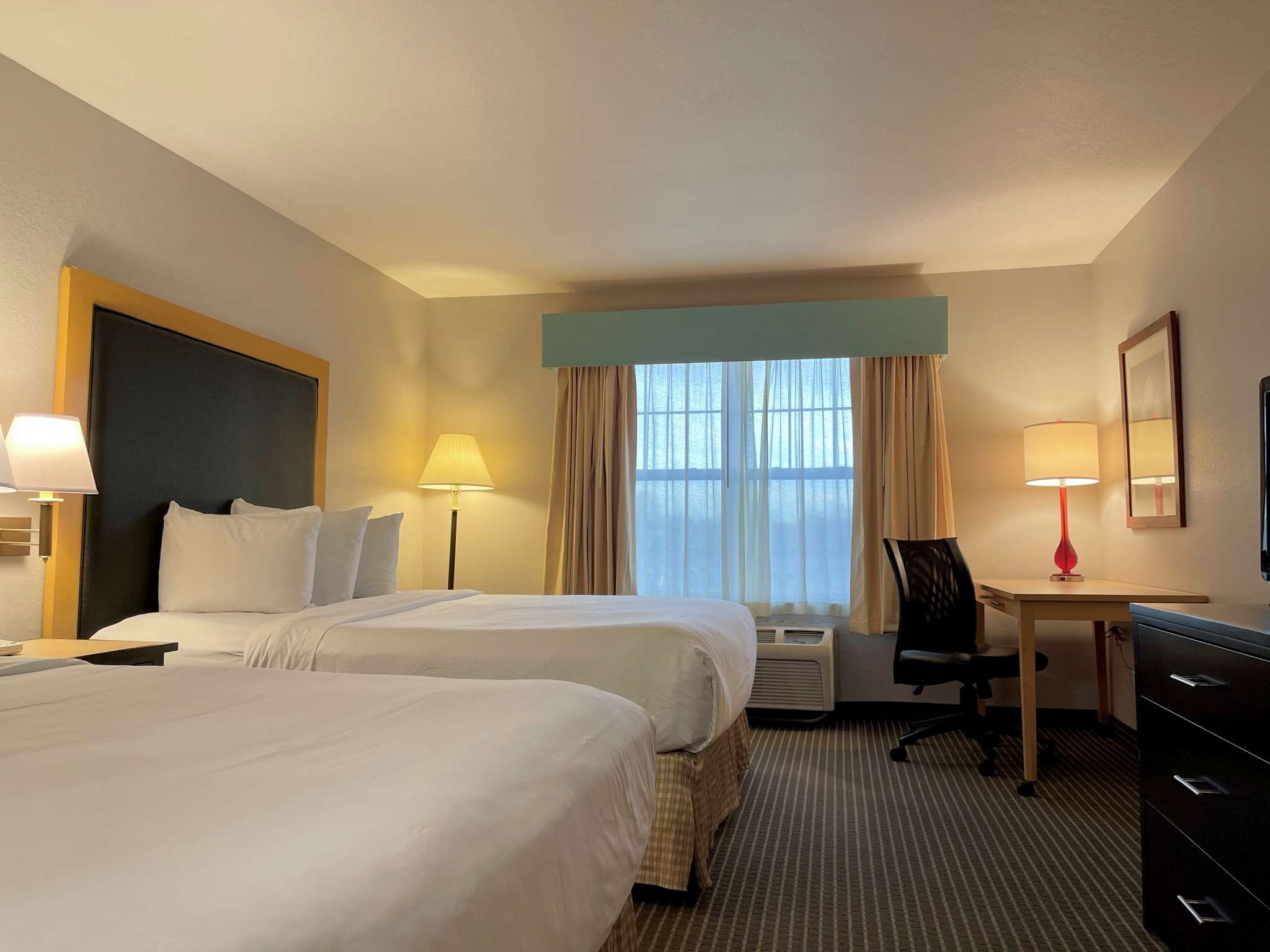 Фото Holiday Inn Express & Suites Zion by IHG