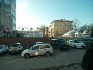 Tort oyogida paypoq kiygan qiz