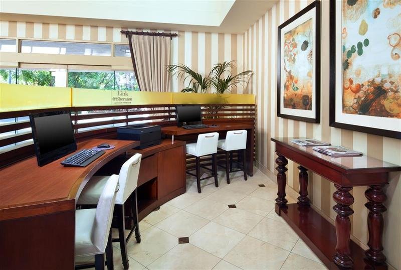 Фото Sheraton Fairplex Hotel & Conference Center