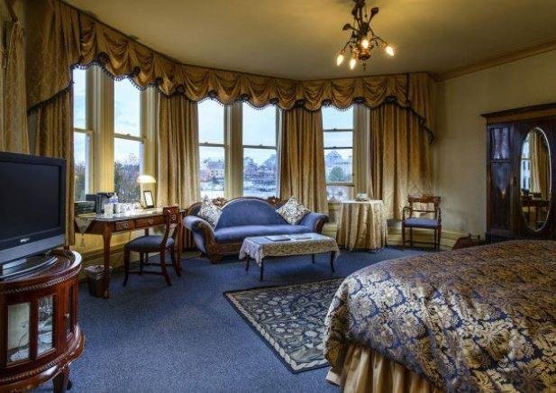 Фото Huntingdon Manor Hotel