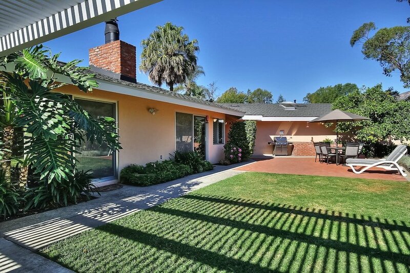 Гостиница 3br 2ba Classic Montecito House Minutes to Butterfly Beach by RedAwnin