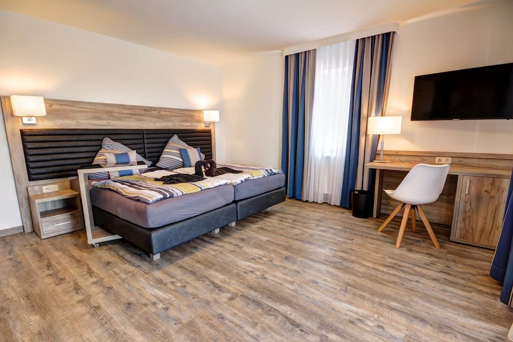 Фото Hotel Zum Halbmond