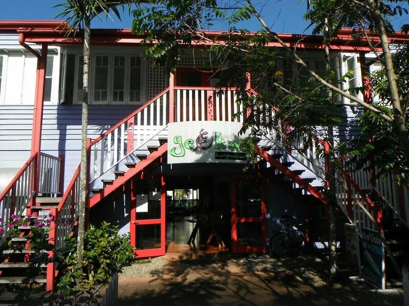 Гостиница Travellers Paradise Heritage Historical Place - Hostel в Кэрнсе