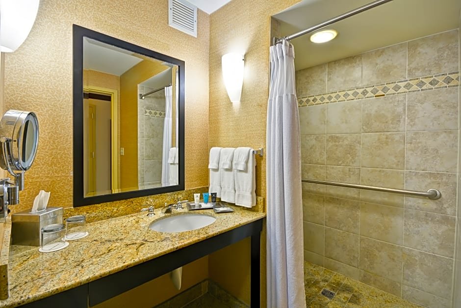 Фото Crowne Plaza Tulsa - Southern Hills