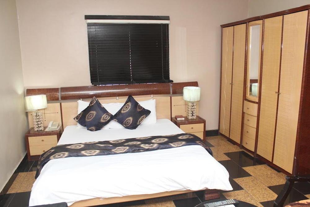 Фото Charlies Place And Suite