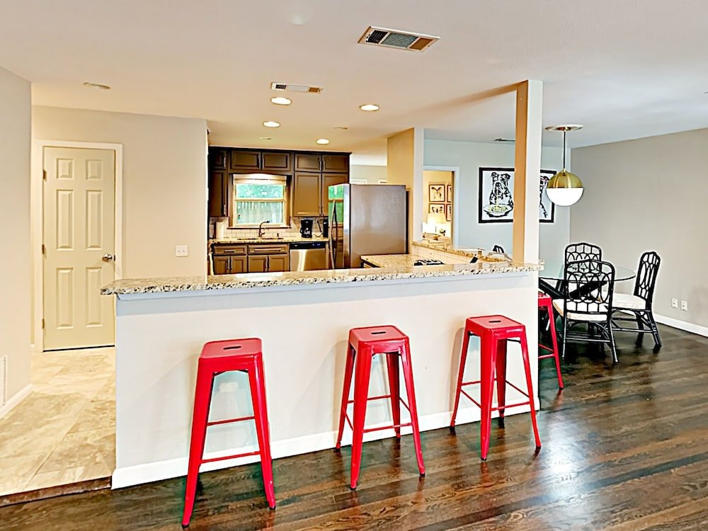 Фото 3br 2ba Remodeled Rosedale House by RedAwning