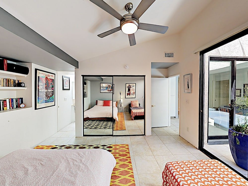 Фото Modern Palm Springs Condo by RedAwning