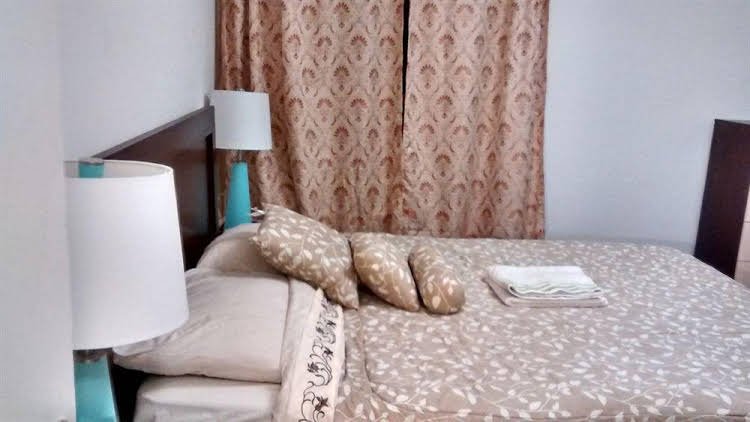 Фото Toronto Furnished Living - Gerard St. E