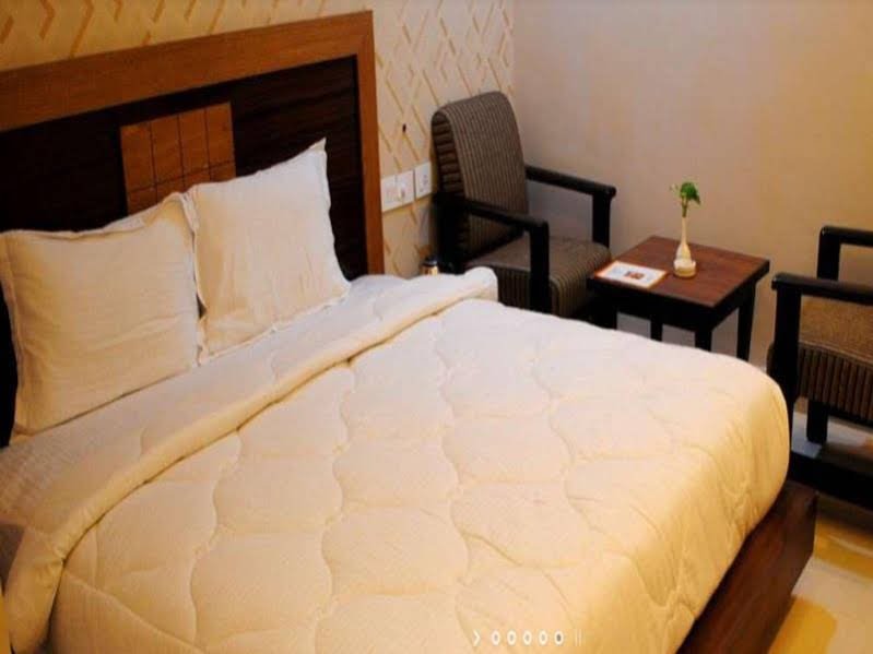 Фото Hotel The Grand Bhavya Palace